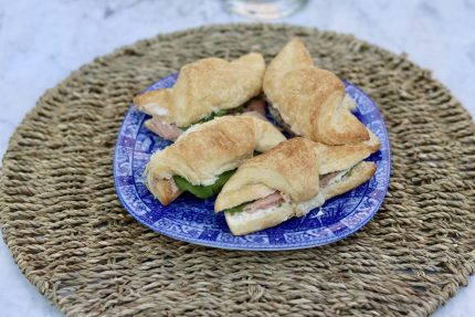 Tapado Roast Beef Rúcula Ciboulette Pan Croissant - 25 Unidades