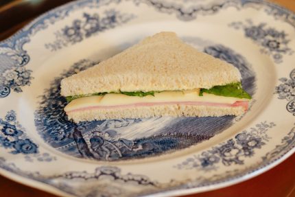 Dos Sándwich de Miga (Jamón-Queso Rucula)