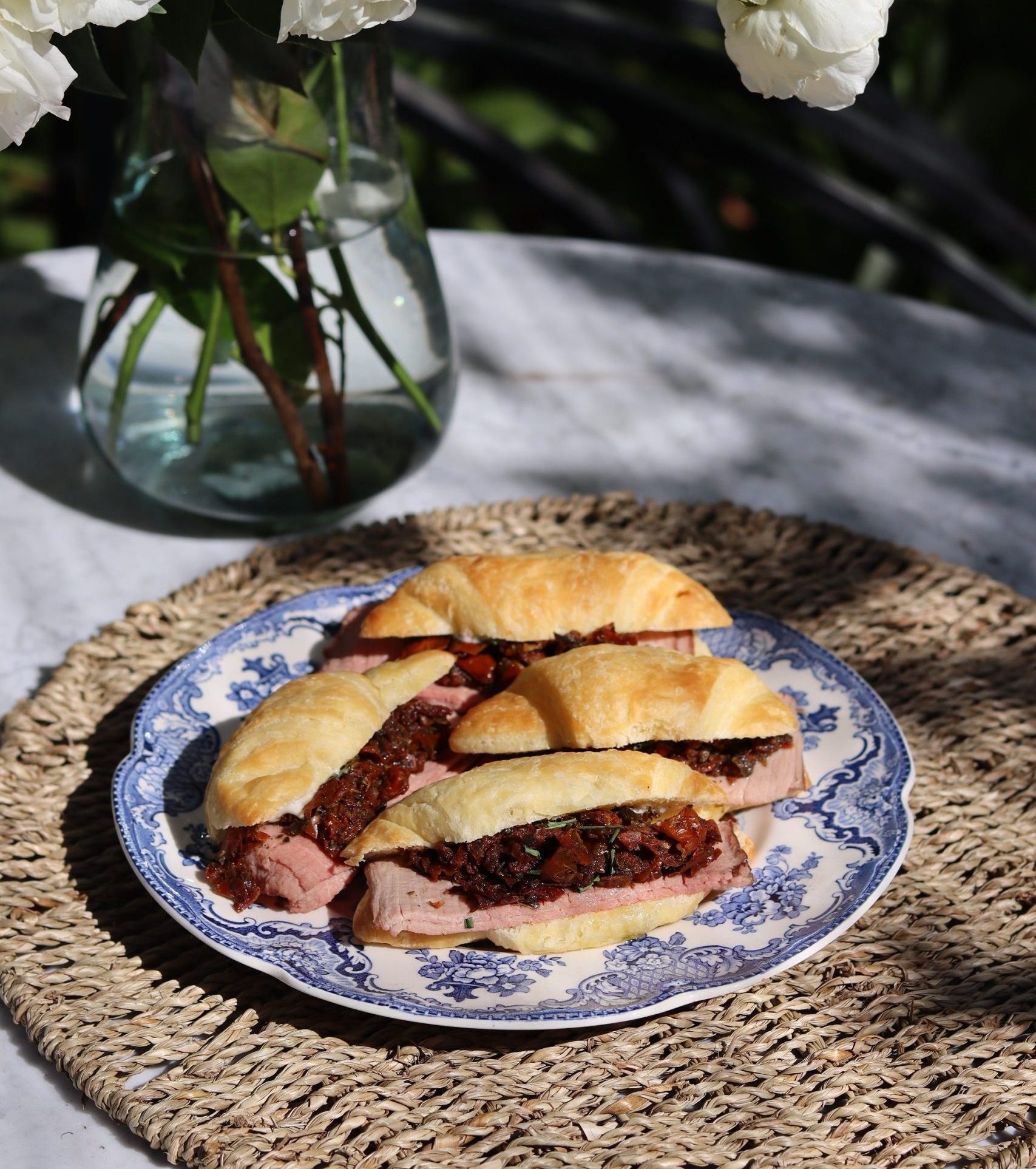 Tap-Roast-Beef-Tomate-Seco-Pan-Croissant-scaled-e1763150393537