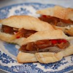 Tapado Roast Beef Cebolla Caramelizada Pimenton Pan Croissant